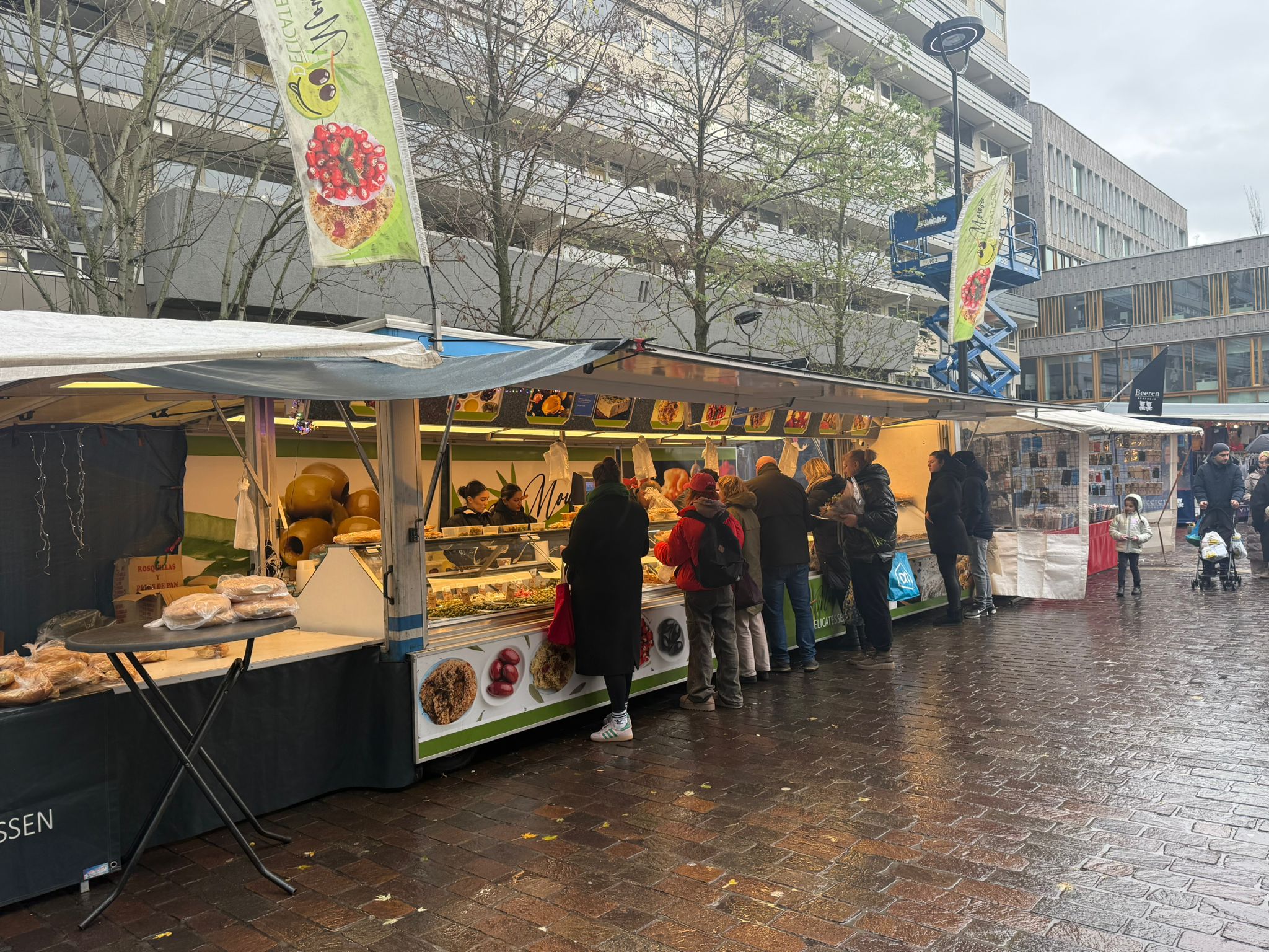 Eigenaar Moussi in actie op de markt